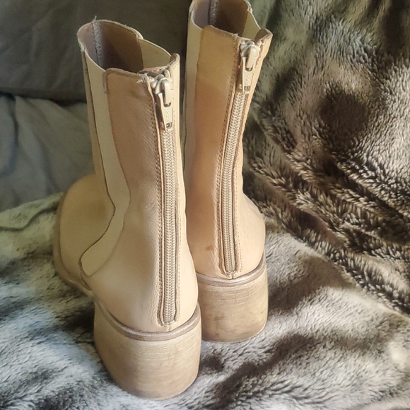 Free People Essential Chelsea Leather Boots Mildly Distressed Cream Size 38 - Picture 5 of 12